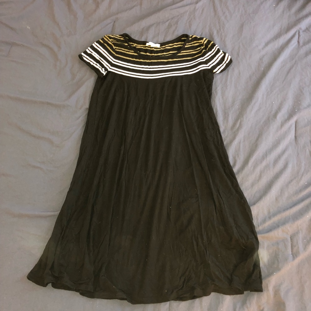 Cute black dress!